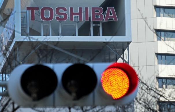 Imagen del 16 de febrero de 2017 que muestra el logo de Toshiba en la sede de la empresa en Tokio (KAZUHIRO NOGI / AFP)