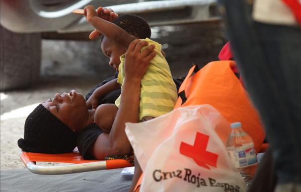 Rescatados 33 inmigrantes cuando intentaban cruzar el Estrecho en una embarcación neumática