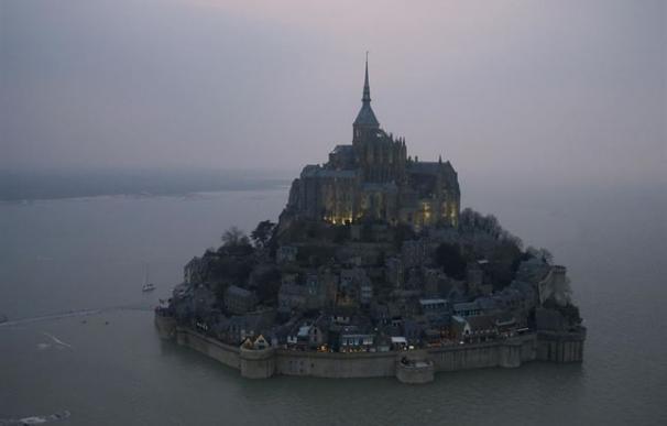 La 'marea del siglo' convierte el Monte Saint Michel en un islote . Foto: Pascal Rossignol / Reuters