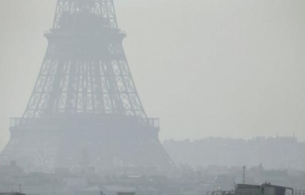 La Torre Eiffel, apenas visible por la polución.