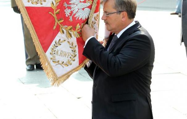 Komorowski afirma que no se erigirá un monumento en el palacio en honor a Kaczynski