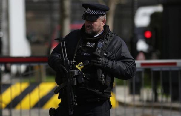 Un policía de Londres, tras el ataque frente al Parlamento británico.