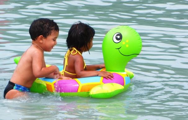 Consumo recomienda utilizar flotadores y manguitos para garantizar la seguridad infantil en zonas de baño