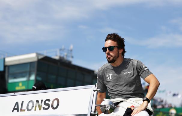Fernando Alonso en la vuelta de presentación del GP de Australia.