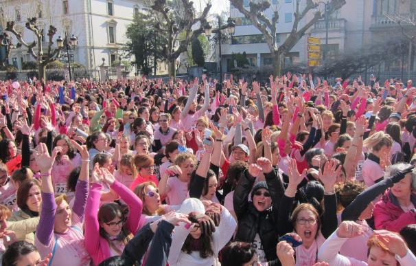 Marea rosa "por la vida, la investigación y el futuro" durante la II Carrera de la Mujer