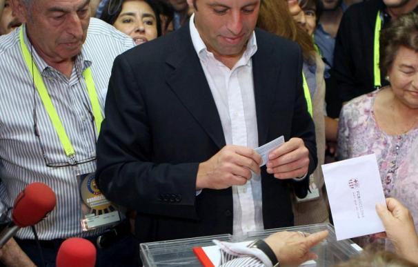 Sandro Rosell vota arropado por cánticos de "¡Presidente, presidente!"