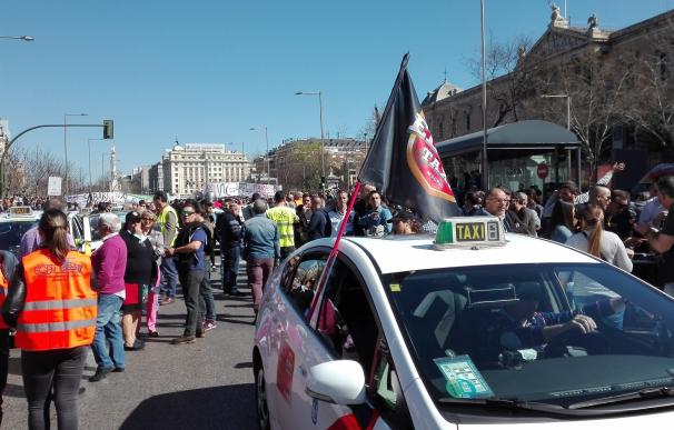 Una multitudinaria manifestación de taxistas toma el centro de Madrid para clamar contra Uber y Cabify