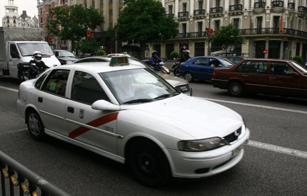 Ayuntamiento reitera el apoyo a reivindicaciones del taxi y aumentará el control policial sobre "captaciones ilegales"