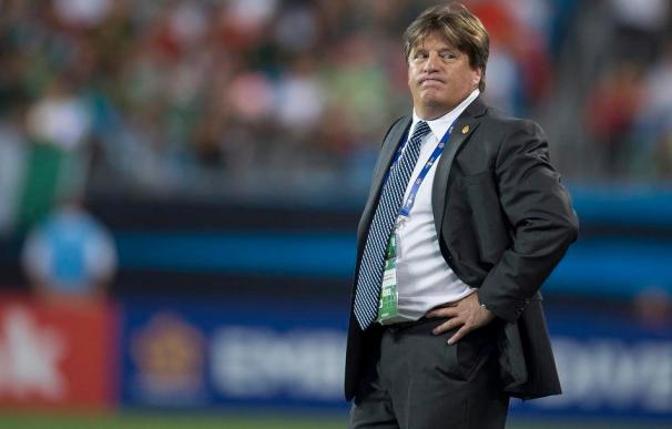 El entrenador de México agrede a un periodista