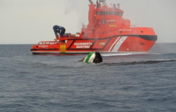 El barco pesquero que sufrió un incendio de madrugada se hunde en el mar a seis millas de la costa de Almería