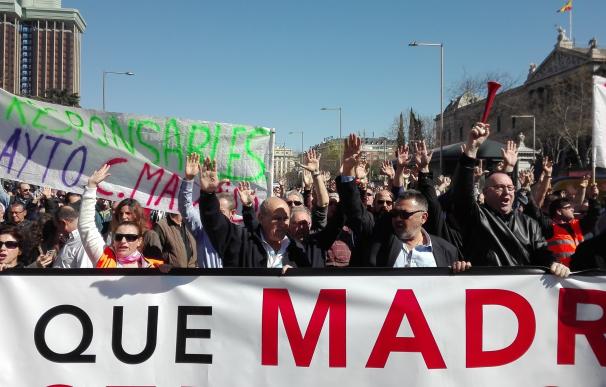 Una multitudinaria manifestación de taxistas toma el centro de Madrid para clamar contra Uber y Calify