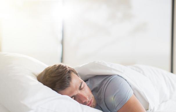 Las mujeres duermen menos horas y descansan peor que los hombres