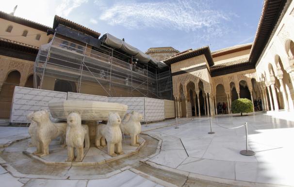 Retiran los andamios del Patio de los Leones de la Alhambra tras finalizar las obras de emergencia