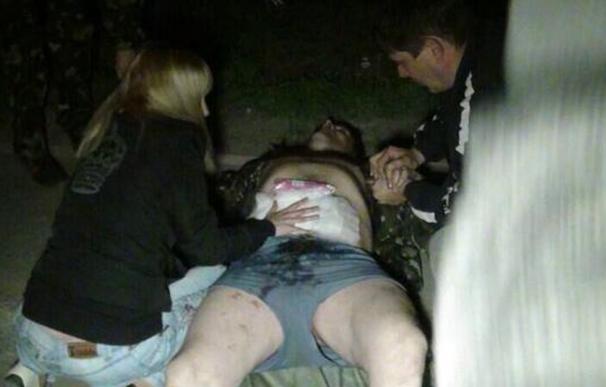 Unos voluntarios intentar taponar las heridas de un herido en Mariúpol