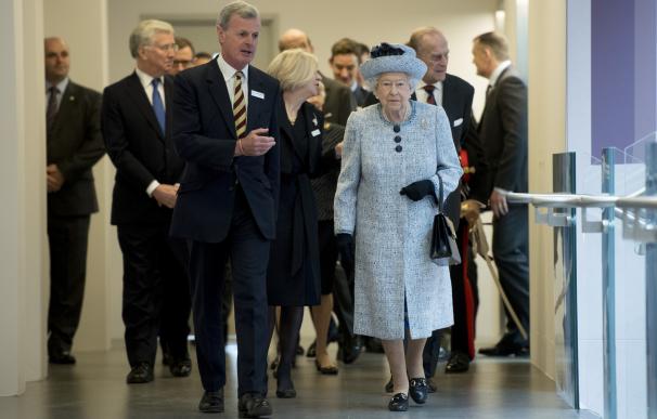 La reina Isabel II firma la ley que autoriza la activación del Brexit