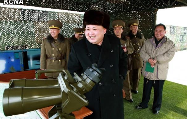 Kim Jong Un supervisa el simulacro de invasión de una isla