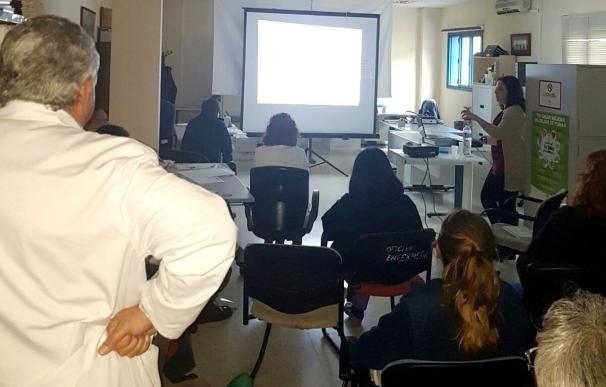 Una médico del Hospital de Montilla imparte un taller sobre arritmias frecuentes a sanitarios de la prisión