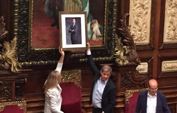El PP cuelga una foto de Felipe VI donde estaba Juan Carlos I y Pisarello lo retira