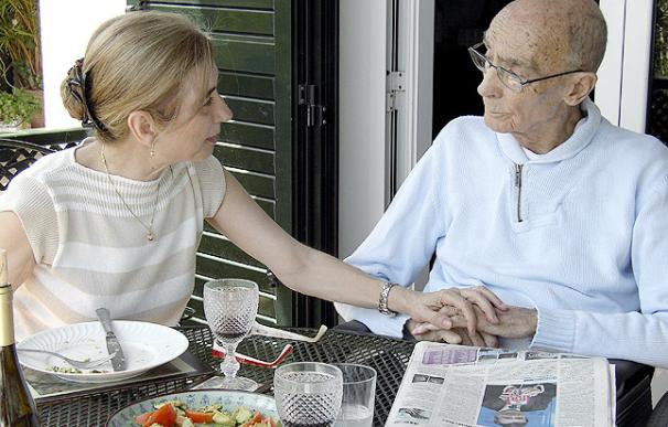 El Premio Nobel de Literatura José Saramago junto a su mujer Pilar del Río - Foto: EFE