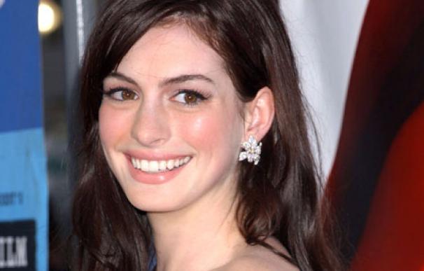 Anne Hathaway se siente más relajada al hacerse mayor