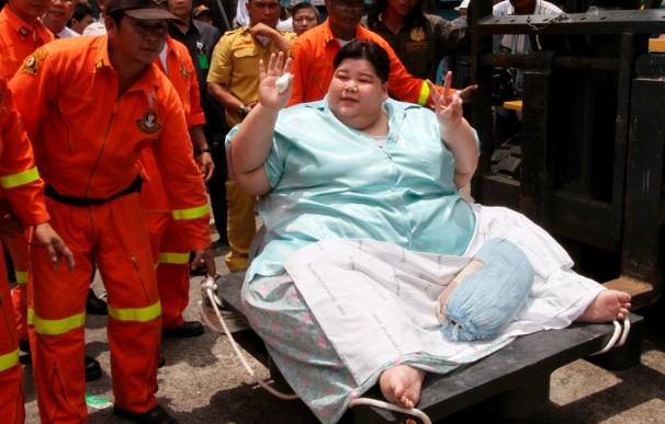 Emplean una grúa para sacar a una tailandesa de 274 kilos de casa al hospital