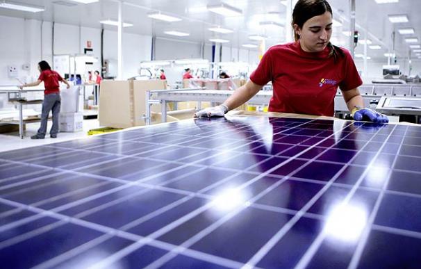 Una trabajadora de Siliken monta un panel para un módulo solar
