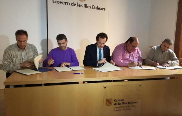 Pons firma el acuerdo sobre líneas de bus y mejoras para el sector con cuatro de las cinco asociaciones de taxistas