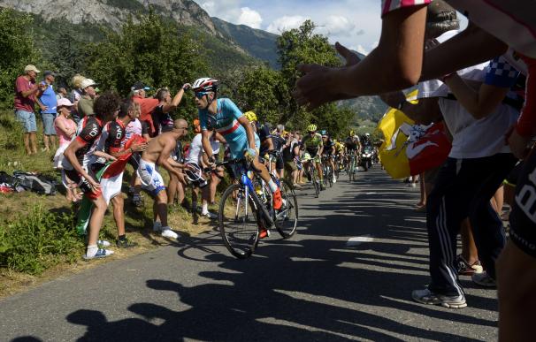 Italy's Vincenzo Nibali (L) climbs the Lacets de M