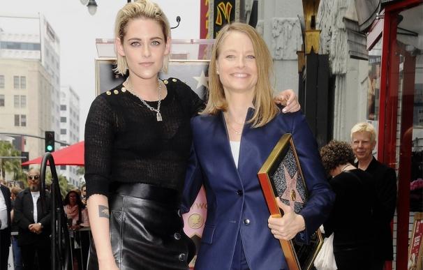 Jodie Foster recibe de manos de Kristen Stewart la estrella del Paseo de la Fama