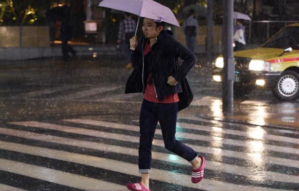 El tifón Vongfong se aleja de Japón tras dejar dos muertos y casi 100 heridos