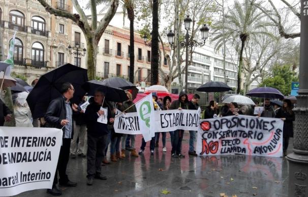 "Más de un centenar" de docentes interinos se concentran en Sevilla contra la "incertidumbre" y piden "estabilidad"