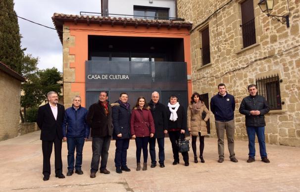 Ceniceros destaca que la Casa de Cultura de Ábalos constituye el "nuevo centro social y cultural" por su amplia oferta