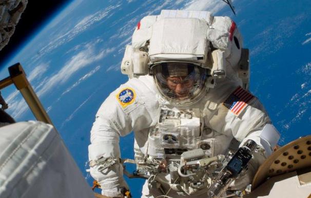 Los astronautas inician su tercer paseo espacial en la EEI