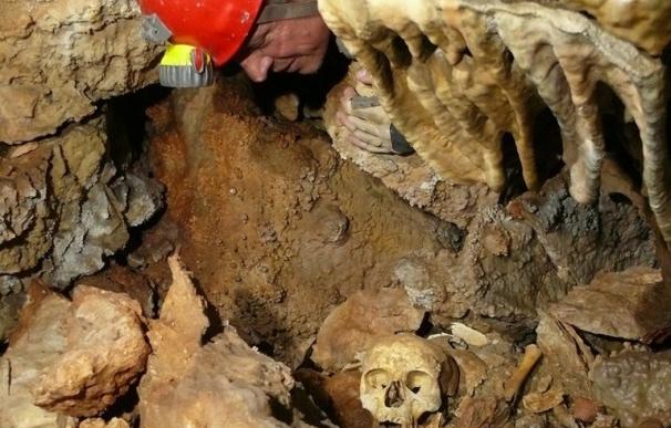 Hallan un enterramiento con restos óseos y de cerámica en dos cuevas del Parque de Cazorla, Segura y Las Villas