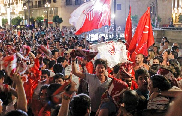 Miles de sevillanos toman la Puerta de Jerez para celebrar la 5ª Copa sevillista