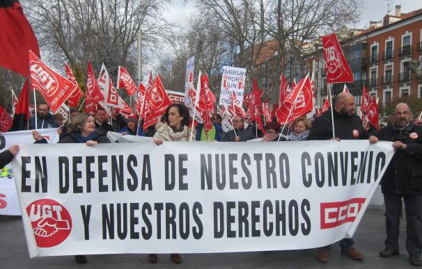 Unas 350 personas defienden en Valladolid salarios "dignos" para los profesionales del transporte sanitario