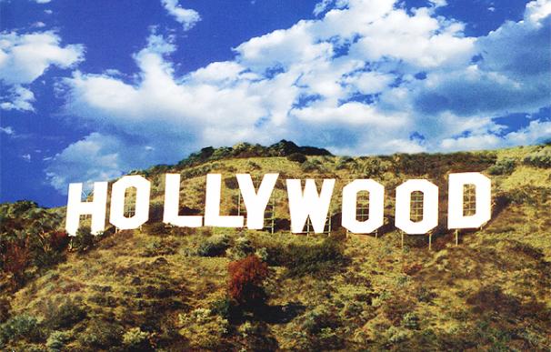 Además de ser un barrio de Los Ángeles, el término Hollywood define también a la industria del cine y de la televisión arraigada en el sur de California.