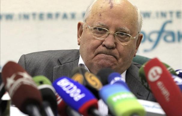 Gorbachov reconoce el papel "decisivo" del pueblo y Yeltsin en la derrota de los golpistas