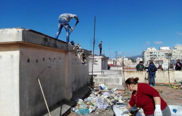 Unos 30 vecinos de Son Gotleu colaboran para retirar más de 800 kg de residuos de su edificio