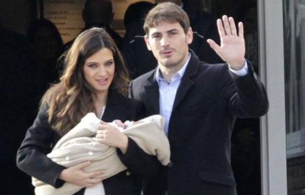 Sara Carbonero abandona el hospital junto a su hijo Martín e Iker Casillas