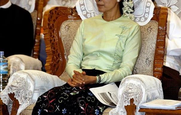 La líder opositora "satisfecha" tras su entrevista con el presidente birmano