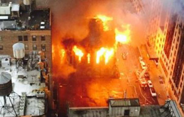 Un espectacular incendio destruye una histórica iglesia en Manhattan