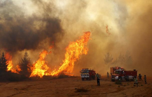 Evacuadas 6.000 personas a causa de un incendio en la región de Valparaíso00