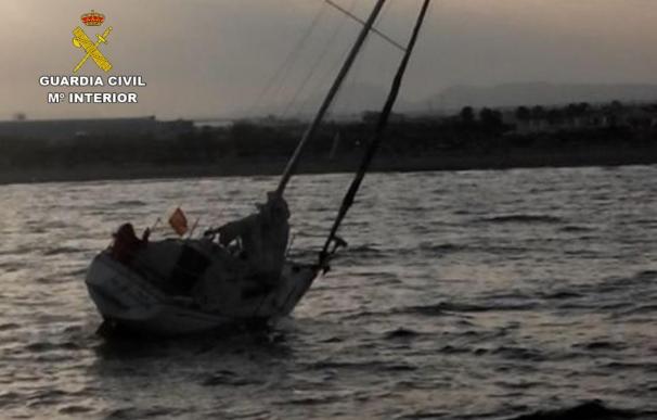 Rescatan a los tripulantes de un velero embarrancado en la costa de San Pedro del Pinatar