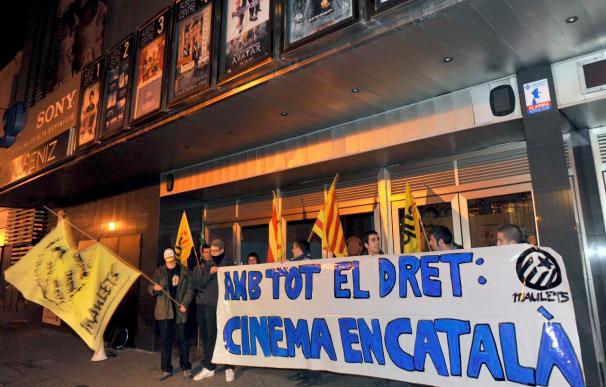 Una decena de personas se manifiestan en Barcelona a favor de la ley del cine