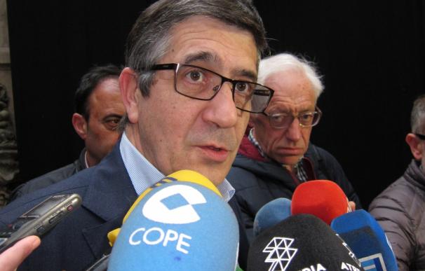 Patxi López ve una "buena noticia" que Díaz haya anunciado ya que se presenta y pide un debate a tres en el PSOE