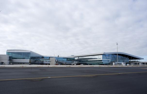Los aeropuertos de Santiago y Vigo perdieron pasajeros en febrero frente al crecimiento de A Coruña