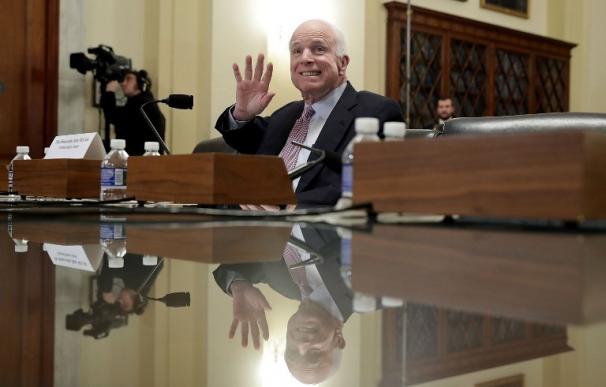 McCain defiende a Obama y reta a Trump a probar que pinchó su teléfono