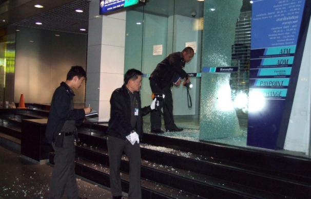 Dos policías muertos y 13 heridos en nuevos brotes de violencia en Bangkok