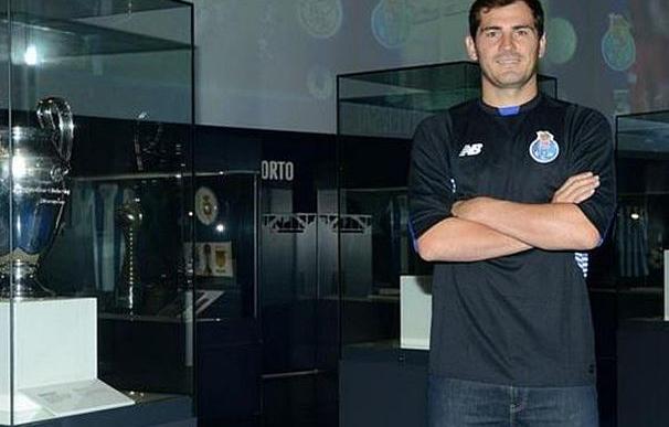 Casillas ya viste la camsieta del Oporto